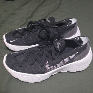 Nike Women Space Hippie 04